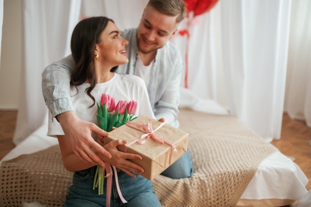Send Anniversary Gifts to India