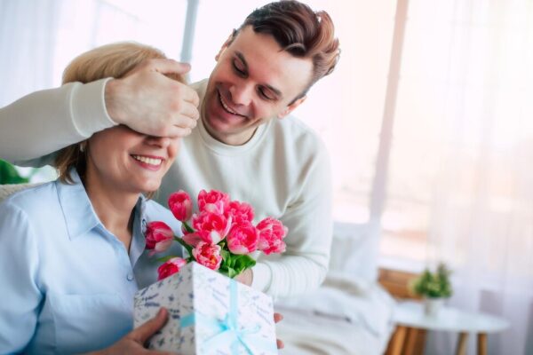 Send Anniversary Gifts to India