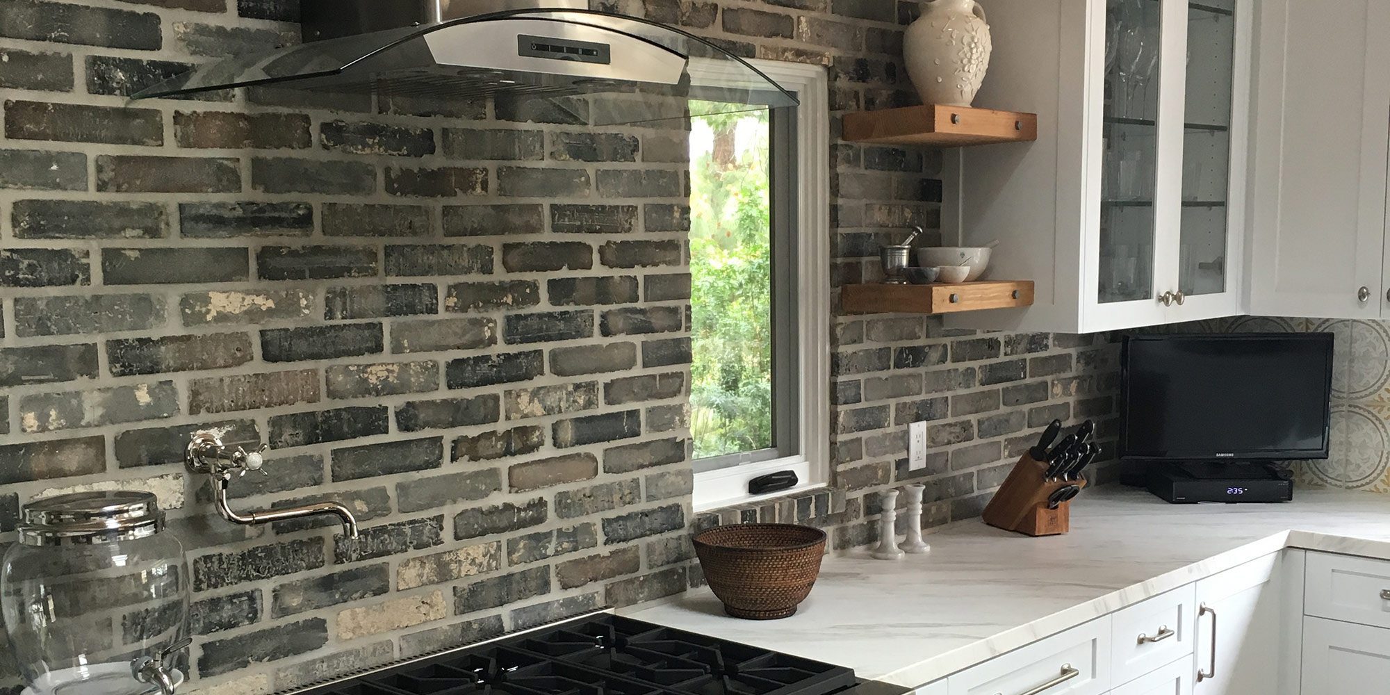What Are the Pros and Cons of a Reclaimed Brick Kitchen Backsplash